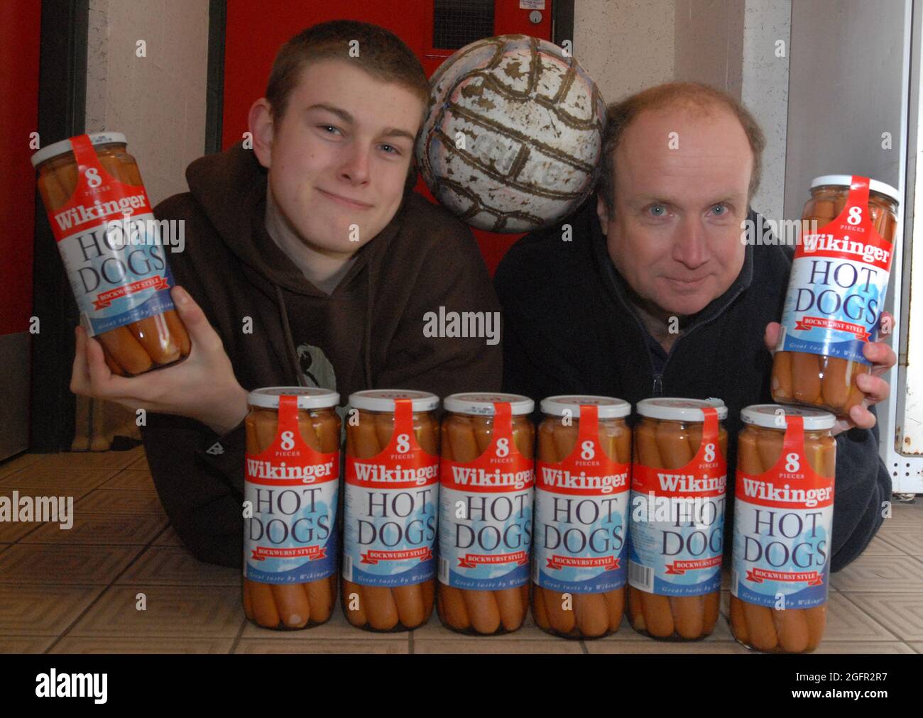 Derek Hawkins (à droite) et Ben Bartlett ont blasé un conseil à la poignée serrée pour avoir refusé des laisser donner gratuitement des hot dogs aux footballeurs lors d’un tournoi caritatif. Le jeune travailleur Derek et l'étudiant Ben, 18 ans, ont prévu de donner de la nourriture aux jeux de cinq-a-Side qui ont eu lieu au terrain de loisirs Lloyds, à Marchwood, Hants. Mais le Conseil paroissial de Marchwood prétend que les hot-dogs, laissés à la suite du tournoi de l'année dernière, leur appartiennent et ont refusé des laisser se faire découvrir. Pic Mike Walker.2009 Banque D'Images