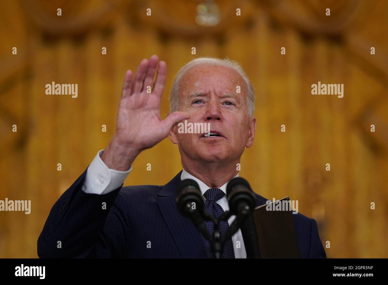 Le président américain Joe Biden prononce un discours sur l'attentat terroriste perpétré à l'aéroport international Hamid Karzaï de Kaboul en Afghanistan, et sur les militaires américains et les victimes afghanes tués et blessés dans la salle est de la Maison Blanche à Washington, DC, le jeudi 26 août 2021. Crédit: Stefani Reynolds/Pool via CNP/MediaPunch Banque D'Images