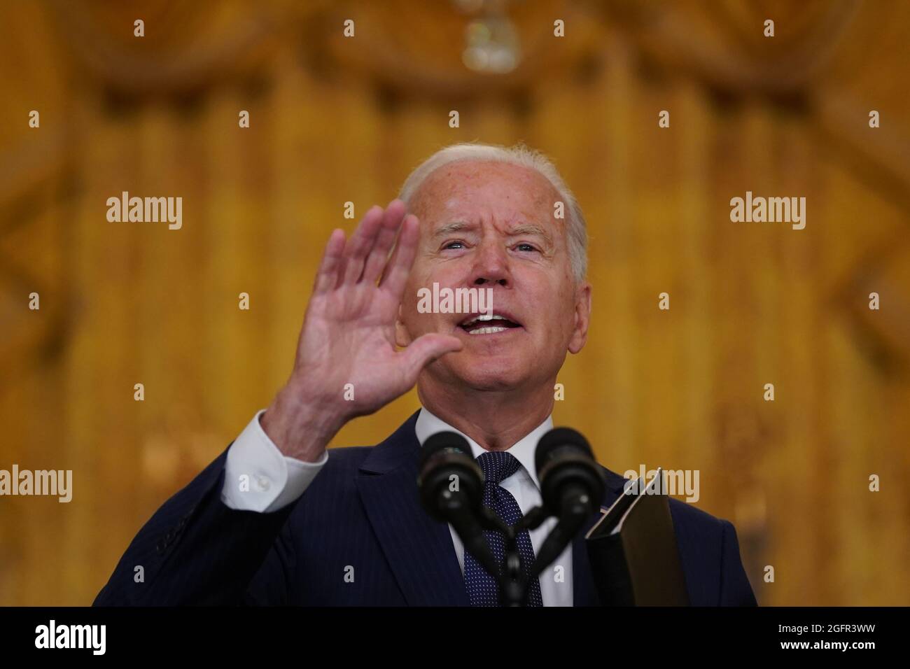 Le président américain Joe Biden prononce un discours sur l'attentat terroriste perpétré à l'aéroport international Hamid Karzaï de Kaboul en Afghanistan, et sur les militaires américains et les victimes afghanes tués et blessés dans la salle est de la Maison Blanche à Washington, DC, le jeudi 26 août 2021. Crédit: Stefani Reynolds/Pool via CNP/MediaPunch Banque D'Images