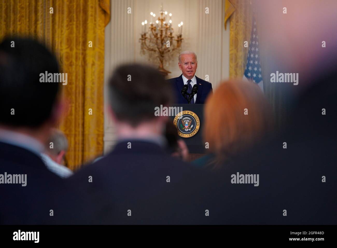 Le président américain Joe Biden prononce un discours sur l'attentat terroriste perpétré à l'aéroport international Hamid Karzaï de Kaboul en Afghanistan, et sur les militaires américains et les victimes afghanes tués et blessés dans la salle est de la Maison Blanche à Washington, DC, le jeudi 26 août 2021. Crédit: Stefani Reynolds/Pool via CNP Banque D'Images