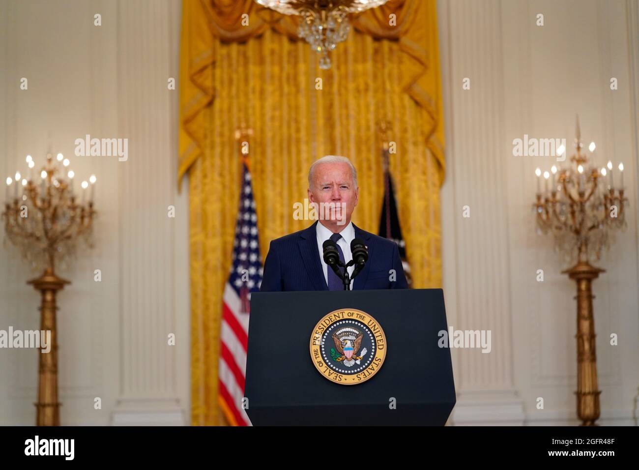 Le président américain Joe Biden prononce un discours sur l'attentat terroriste perpétré à l'aéroport international Hamid Karzaï de Kaboul en Afghanistan, et sur les militaires américains et les victimes afghanes tués et blessés dans la salle est de la Maison Blanche à Washington, DC, le jeudi 26 août 2021. Crédit: Stefani Reynolds/Pool via CNP Banque D'Images