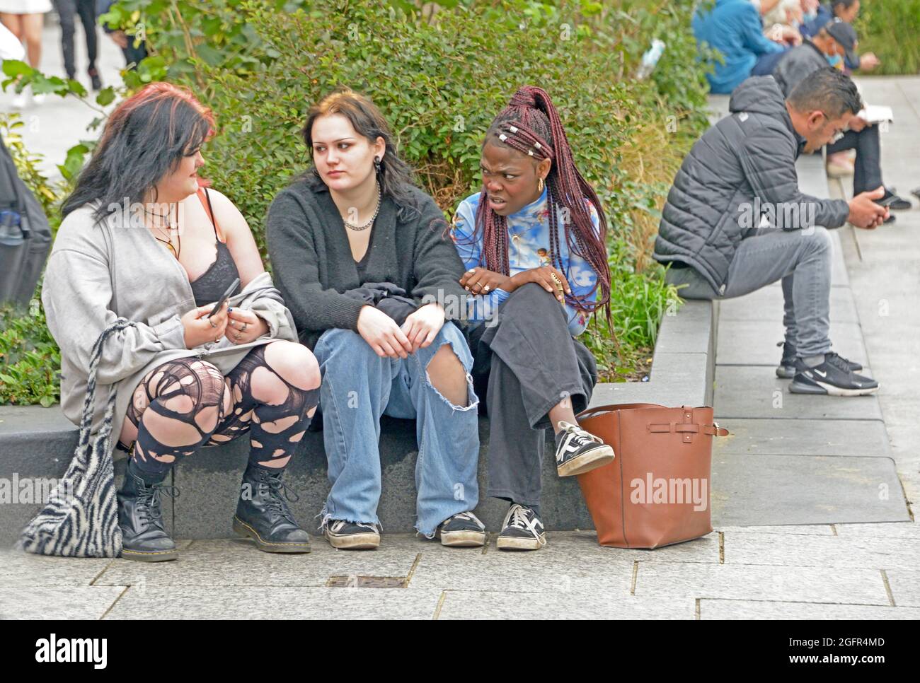 Femmes assise sur un muret Banque de photographies et d'images à haute  résolution - Alamy