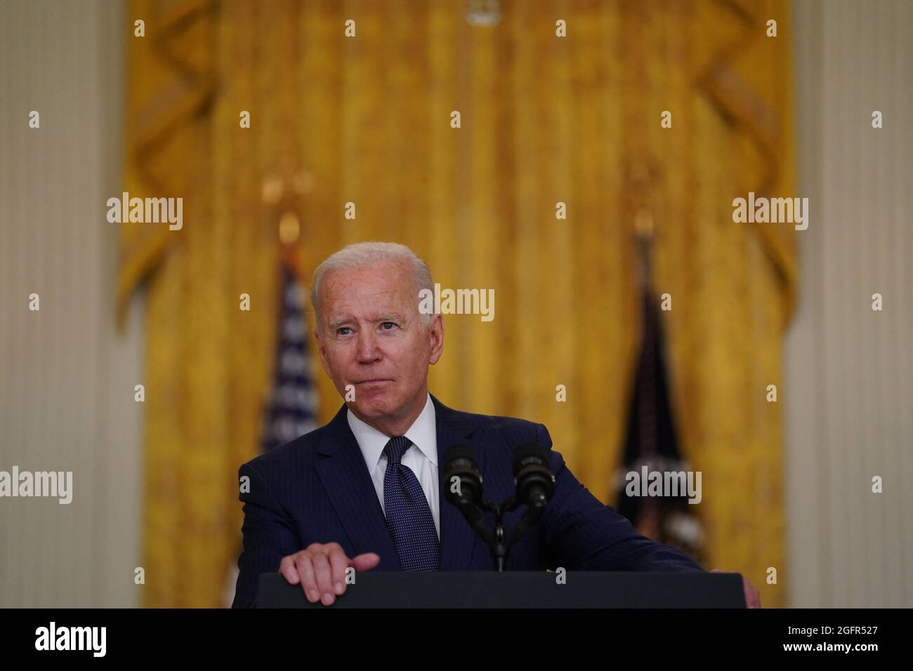 Le président américain Joe Biden prononce un discours sur l'attentat terroriste perpétré à l'aéroport international Hamid Karzaï de Kaboul en Afghanistan, et sur les militaires américains et les victimes afghanes tués et blessés dans la salle est de la Maison Blanche à Washington, DC, le jeudi 26 août 2021. Crédit: Stefani Reynolds / piscine via CNP Banque D'Images