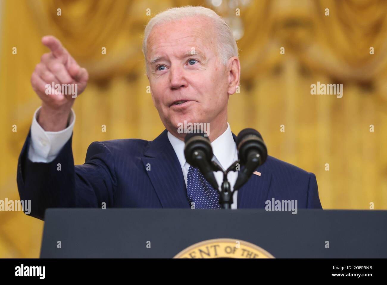 Washington, États-Unis. 26 août 2021. Le président Joe Biden prononce un discours sur l'attentat terroriste perpétré à l'aéroport international Hamid Karzaï, ainsi que sur les membres du service américain et les victimes afghanes tués et blessés dans la salle est de la Maison Blanche à Washington, DC, le 26 août 2021. (Photo d'Oliver Contreras/Sipa USA) Credit: SIPA USA/Alay Live News Banque D'Images