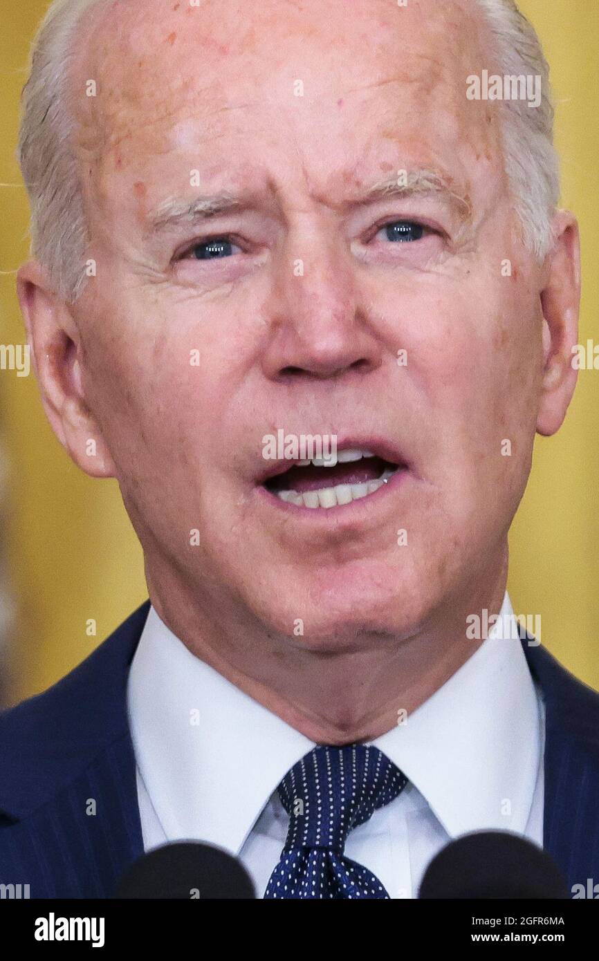 Washington, États-Unis. 26 août 2021. Le président Joe Biden prononce un discours sur l'attentat terroriste perpétré à l'aéroport international Hamid Karzaï, ainsi que sur les membres du service américain et les victimes afghanes tués et blessés dans la salle est de la Maison Blanche à Washington, DC, le 26 août 2021. (Photo d'Oliver Contreras/Sipa USA) Credit: SIPA USA/Alay Live News Banque D'Images