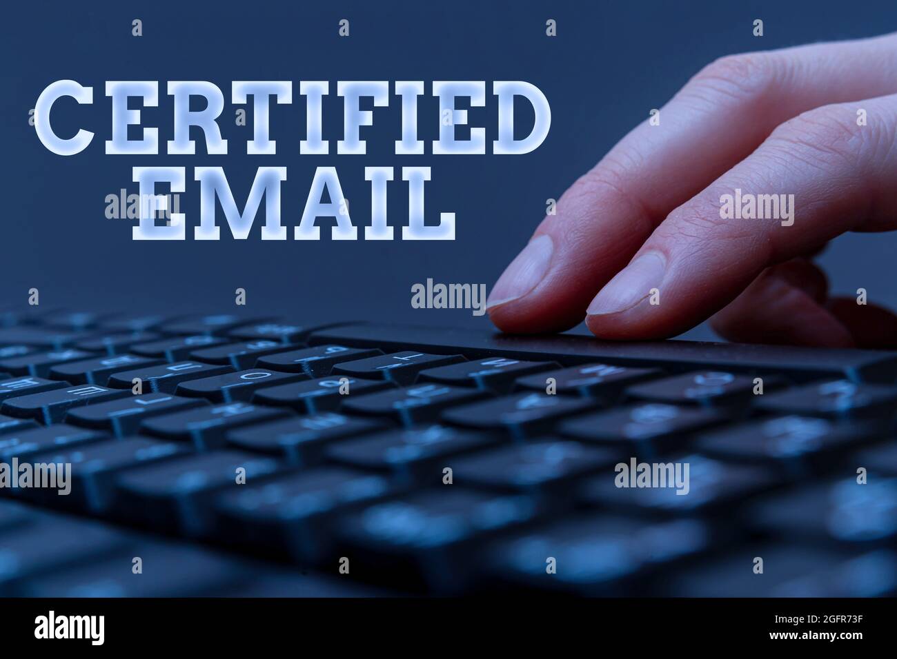 Inspiration montrant l'enseigne E-mail certifié. E-mail d'idée d'entreprise dont l'envoi est certifié par un tiers neutre mains pointant vers ordinateur pressant Banque D'Images
