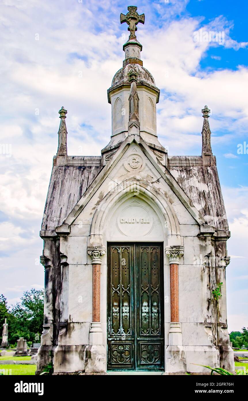 Le mausolée de la famille Caldwell est construit dans le style gothique du renouveau de Magnolia, le 14 août 2021, à Mobile, Alabama. Banque D'Images