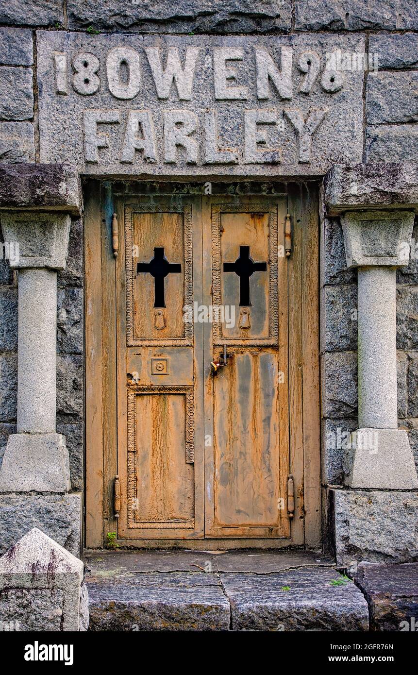 Le mausolée d'Owen Farley contient une statue de Farley au cimetière Magnolia, le 14 août 2021, à Mobile, Alabama. Banque D'Images