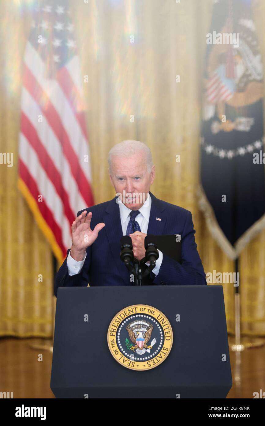 Washington, États-Unis. 26 août 2021. Le président Joe Biden prononce un discours sur l'attentat terroriste perpétré à l'aéroport international Hamid Karzaï, ainsi que sur les membres du service américain et les victimes afghanes tués et blessés dans la salle est de la Maison Blanche à Washington, DC, le 26 août 2021. (Photo d'Oliver Contreras/Sipa USA) Credit: SIPA USA/Alay Live News Banque D'Images