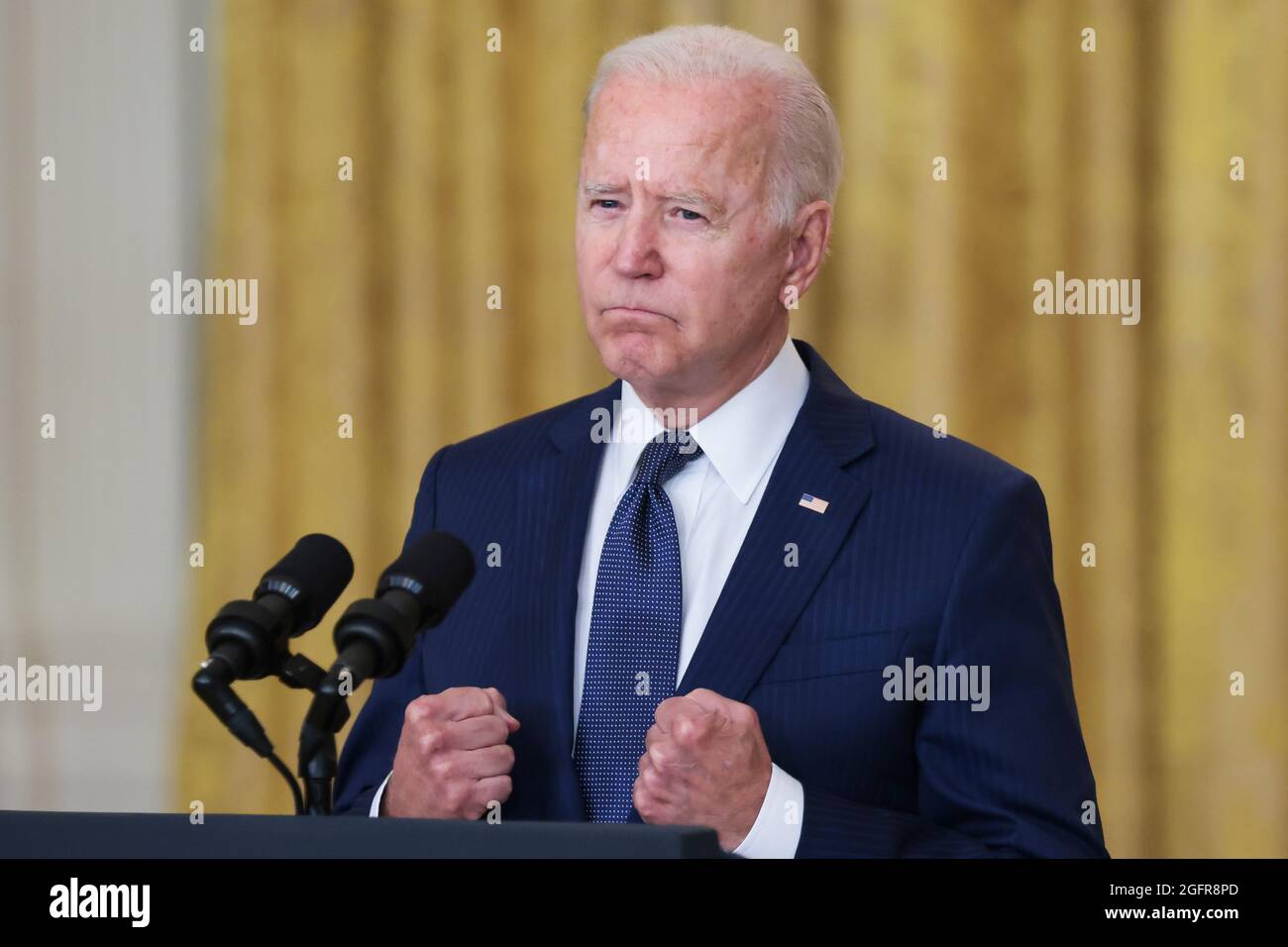 Washington, États-Unis. 26 août 2021. Le président Joe Biden prononce un discours sur l'attentat terroriste perpétré à l'aéroport international Hamid Karzaï, ainsi que sur les membres du service américain et les victimes afghanes tués et blessés dans la salle est de la Maison Blanche à Washington, DC, le 26 août 2021. (Photo d'Oliver Contreras/Sipa USA) Credit: SIPA USA/Alay Live News Banque D'Images