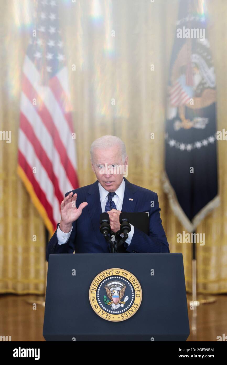 Washington, États-Unis. 26 août 2021. Le président Joe Biden prononce un discours sur l'attentat terroriste perpétré à l'aéroport international Hamid Karzaï, ainsi que sur les membres du service américain et les victimes afghanes tués et blessés dans la salle est de la Maison Blanche à Washington, DC, le 26 août 2021. (Photo d'Oliver Contreras/Sipa USA) Credit: SIPA USA/Alay Live News Banque D'Images