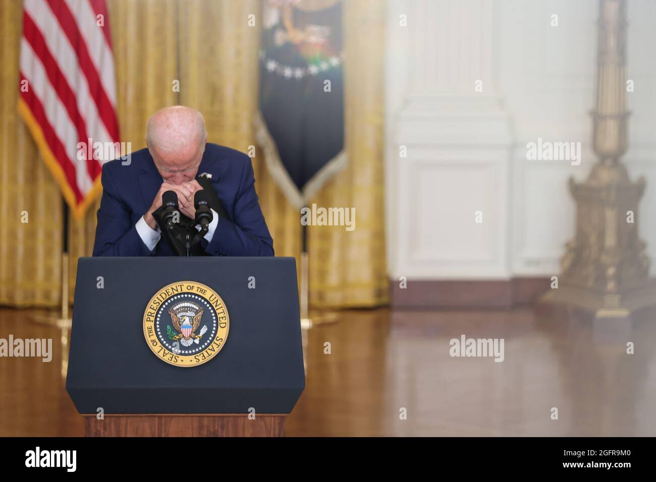 Washington, États-Unis. 26 août 2021. Le président Joe Biden prononce un discours sur l'attentat terroriste perpétré à l'aéroport international Hamid Karzaï, ainsi que sur les membres du service américain et les victimes afghanes tués et blessés dans la salle est de la Maison Blanche à Washington, DC, le 26 août 2021. (Photo d'Oliver Contreras/Sipa USA) Credit: SIPA USA/Alay Live News Banque D'Images