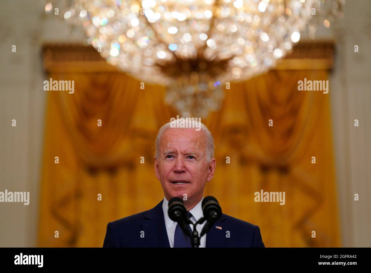 Le président américain Joe Biden prononce un discours sur l'attentat terroriste perpétré à l'aéroport international Hamid Karzaï de Kaboul en Afghanistan, et sur les militaires américains et les victimes afghanes tués et blessés dans la salle est de la Maison Blanche à Washington, DC, le jeudi 26 août 2021. Crédit: Stefani Reynolds/Pool via CNP Banque D'Images