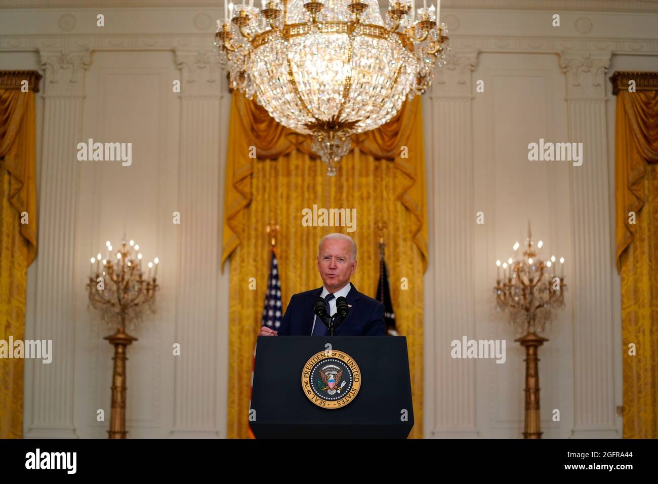 Le président américain Joe Biden prononce un discours sur l'attentat terroriste perpétré à l'aéroport international Hamid Karzaï de Kaboul en Afghanistan, et sur les militaires américains et les victimes afghanes tués et blessés dans la salle est de la Maison Blanche à Washington, DC, le jeudi 26 août 2021. Crédit: Stefani Reynolds/Pool via CNP Banque D'Images