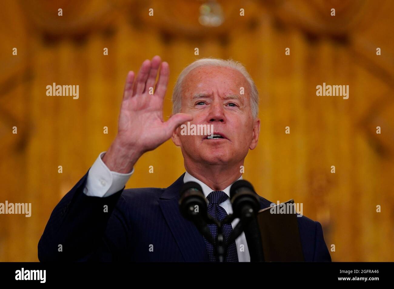 Le président américain Joe Biden prononce un discours sur l'attentat terroriste perpétré à l'aéroport international Hamid Karzaï de Kaboul en Afghanistan, et sur les militaires américains et les victimes afghanes tués et blessés dans la salle est de la Maison Blanche à Washington, DC, le jeudi 26 août 2021. Crédit: Stefani Reynolds/Pool via CNP Banque D'Images