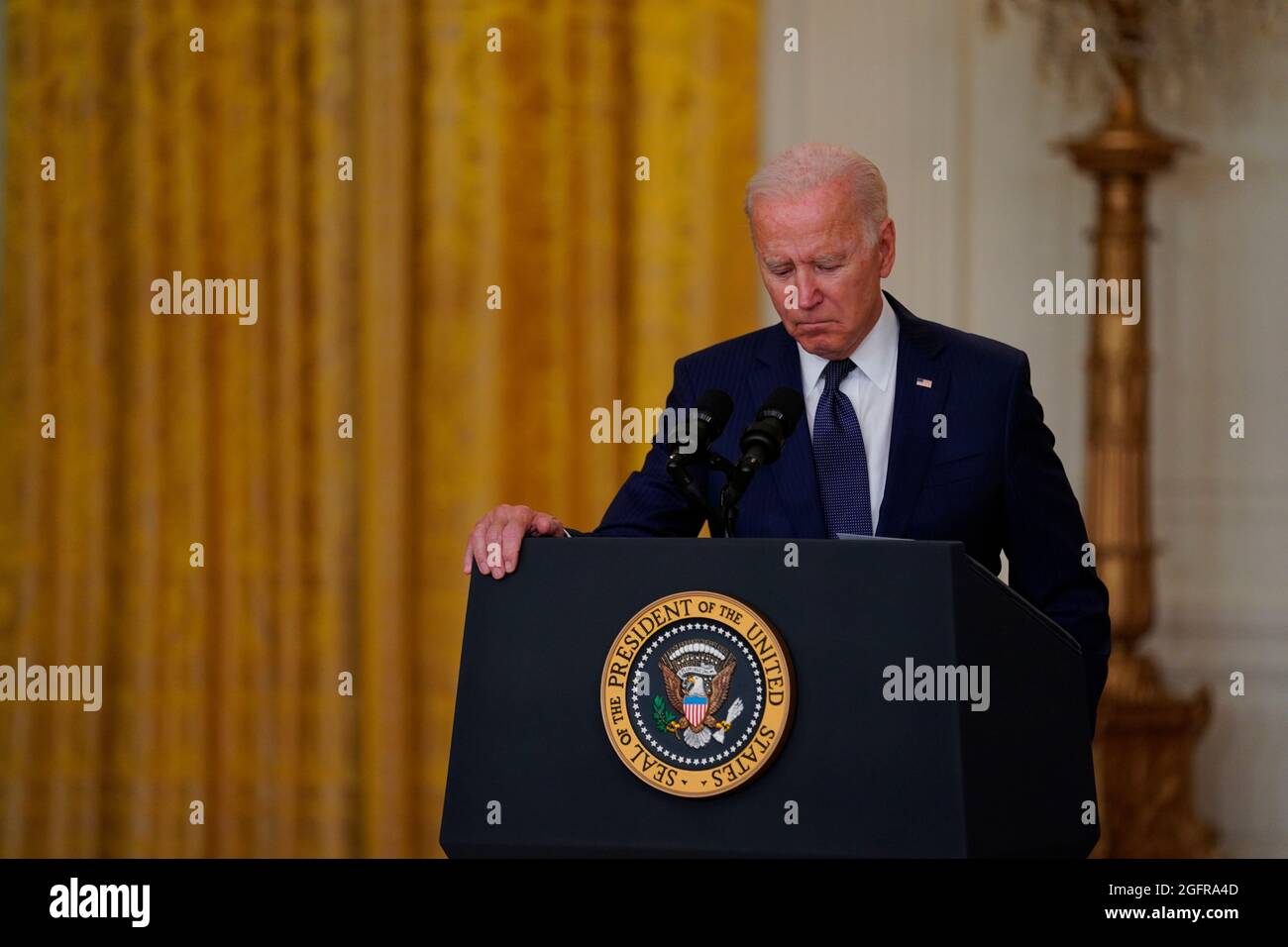 Le président américain Joe Biden prononce un discours sur l'attentat terroriste perpétré à l'aéroport international Hamid Karzaï de Kaboul en Afghanistan, et sur les militaires américains et les victimes afghanes tués et blessés dans la salle est de la Maison Blanche à Washington, DC, le jeudi 26 août 2021. Crédit: Stefani Reynolds/Pool via CNP Banque D'Images