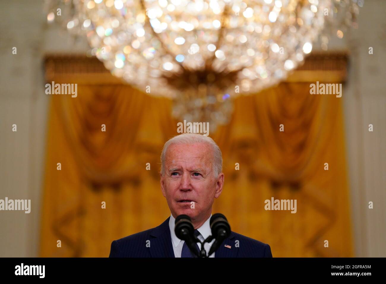 Le président américain Joe Biden prononce un discours sur l'attentat terroriste perpétré à l'aéroport international Hamid Karzaï de Kaboul en Afghanistan, et sur les militaires américains et les victimes afghanes tués et blessés dans la salle est de la Maison Blanche à Washington, DC, le jeudi 26 août 2021. Crédit: Stefani Reynolds/Pool via CNP Banque D'Images