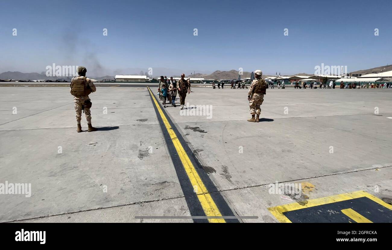 Kaboul, Afghanistan. 26 août 2021. Les réfugiés sont évacués de l'aéroport international Hamid Karzaï de Kaboul, en Afghanistan, le jeudi 26 août 2021. Des dizaines de militaires américains et d'Afghans ont été tués par une attaque meurtrière à l'aéroport international Hamid Karzaï de Kaboul, en Afghanistan. Photo par Hassan Majeed/UPI crédit: UPI/Alay Live News Banque D'Images