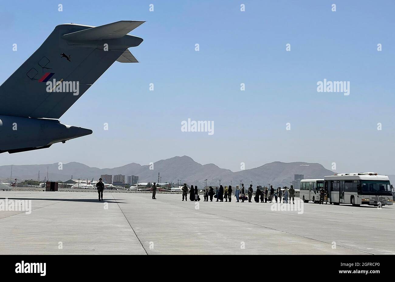 Kaboul, Afghanistan. 26 août 2021. Les réfugiés sont évacués de l'aéroport international Hamid Karzaï de Kaboul, en Afghanistan, le jeudi 26 août 2021. Des dizaines de militaires américains et d'Afghans ont été tués par une attaque meurtrière à l'aéroport international Hamid Karzaï de Kaboul, en Afghanistan. Photo par Hassan Majeed/UPI crédit: UPI/Alay Live News Banque D'Images