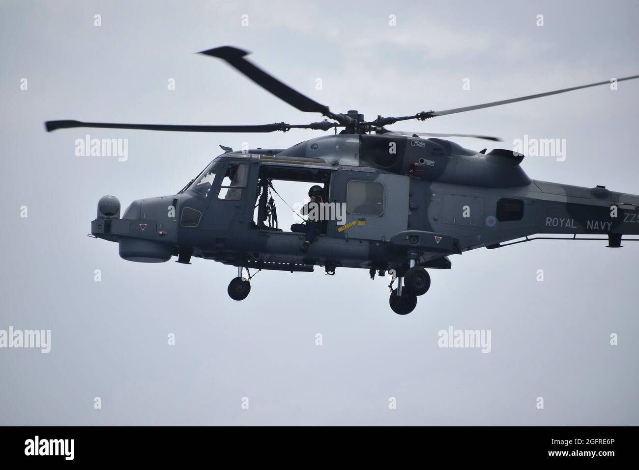 210825-N-N3764-0004 MER DES CARAÏBES - (AOÛT 25, 2021) – UN hélicoptère Wildcat de la Marine royale britannique affecté au pétrolier de la flotte rapide auxiliaire RFA Wave Knight (A389) prend son envol après avoir fait le plein avec le navire de transport rapide de la classe Spearhead USNS Burlington (T-EPF 10), le 25 août 2021. Burlington et Wave Knight appuient les efforts d'aide humanitaire et de secours en cas de catastrophe (HADR) en Haïti à la suite d'un tremblement de terre de magnitude 7.2 le 14 août 2021. (É.-U. Navy photo by Intelligence Specialist 2nd Class Thomas Fuccile /Released) Banque D'Images