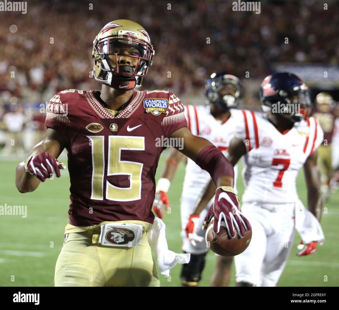 Orlando, États-Unis. Le 05septembre 2016. Dans cette image en 2016, Travis Rudolph (n° 15) de l'USF a obtenu le premier touchdown de l'USF lors du match de football de l'État de Floride contre Ole Miss au Camping World Stadium d'Orlando. (Photo de Stephen M. Dowell/Orlando Sentinel/TNS/Sipa USA) crédit: SIPA USA/Alay Live News Banque D'Images