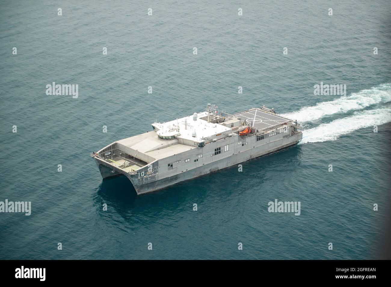 210825-N-MD802-1213 MER DES CARAÏBES - (AOÛT 25, 2021) — le navire de transport rapide de la classe Spearhead USNS Burlington (T-EPF-10) opère au large de la côte d'Haïti, le 25 août 2021. Burlington est déployé au Commandement Sud des Forces navales américaines/États-Unis La 4e flotte soutiendra les efforts d'aide humanitaire et de secours en cas de catastrophe (HADR) en Haïti à la suite d'un tremblement de terre de magnitude 7.2 le 14 août 2021. (É.-U. Photo de la marine par le spécialiste des communications de masse 2e classe Jack D. Aistrup/publié) Banque D'Images