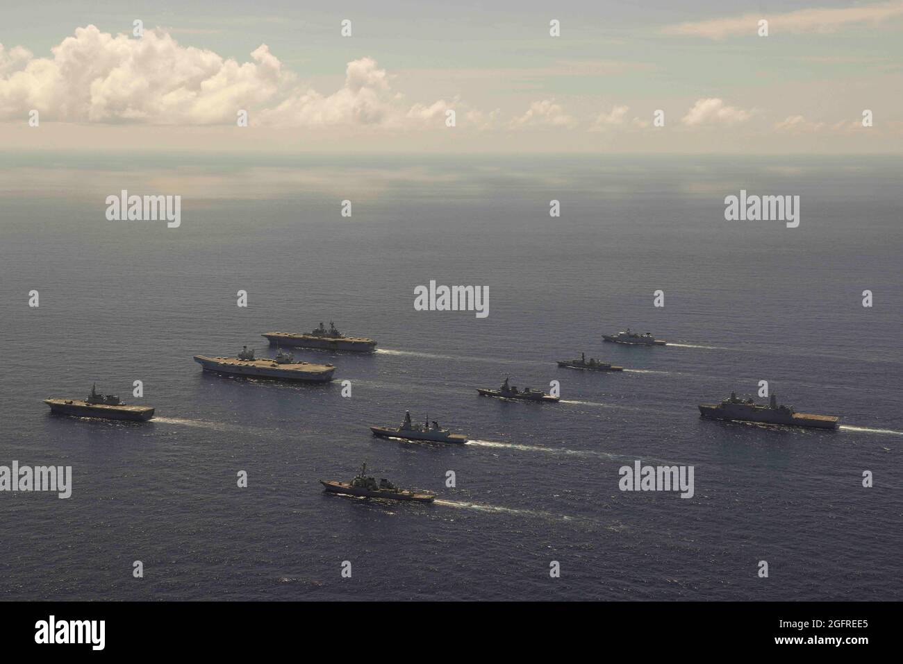 Royaume-Uni (Royaume-Uni) Carrier Strike Group (CSG 21) et USS America Expeditionary Strike Group (AMA ESG) avec l'unité maritime 31e, commencent des opérations aériennes avancées multinationales à l'appui de l'exercice global à grande échelle (LSGE) 21, août 20. Ensemble, les navires déployés à l'avant de l'ESG 7 et les éléments du 31e MEU opèrent dans la zone de responsabilité de la 7e flotte américaine pour améliorer l'interopérabilité avec les alliés et les partenaires, et servent de force de réaction prête à défendre la paix et la stabilité dans la région Indo-Pacifique. (Photo de courtoisie) Banque D'Images