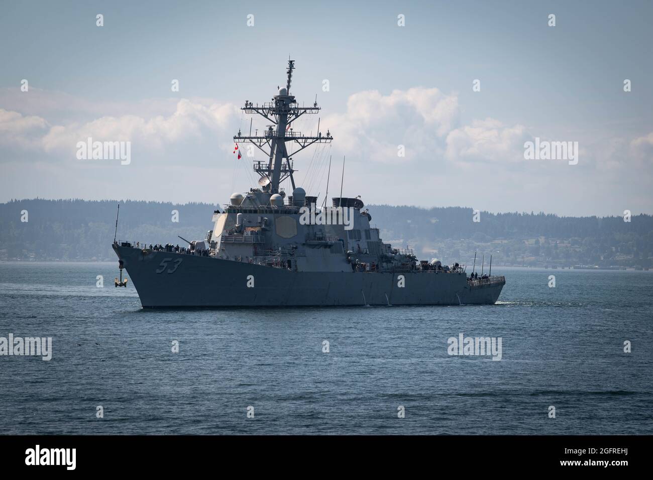 Le destroyer à missiles guidés de classe Arleigh Burke USS John Paul Jones (DDG 53) arrive à son nouveau homeport à la base navale d'Everett, à Everett, Washington, le 23 août 2021. John Paul Jones fait partie du Nimitz Carrier Strike Group et a été précédemment domicilié à Pearl Harbor, à Hawaï. (Photo de la marine américaine par Aranza Valdez, spécialiste des communications de masse, 2e classe) Banque D'Images