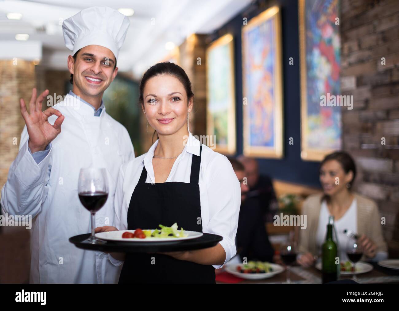 Serveuse avec chef au restaurant Photo Stock - Alamy