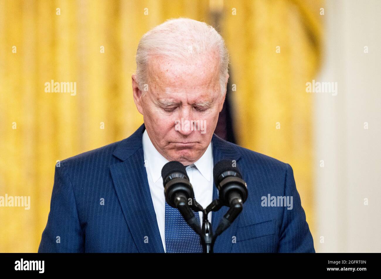 Washington, États-Unis. 26 août 2021. Le président Joe Biden observe un moment de silence pour les victimes de l'attaque terroriste à l'aéroport international Hamid Karzaï de Kaboul, en Afghanistan, pour les militaires américains et les victimes afghanes tuées et blessées lors de l'attaque. Crédit : SOPA Images Limited/Alamy Live News Banque D'Images