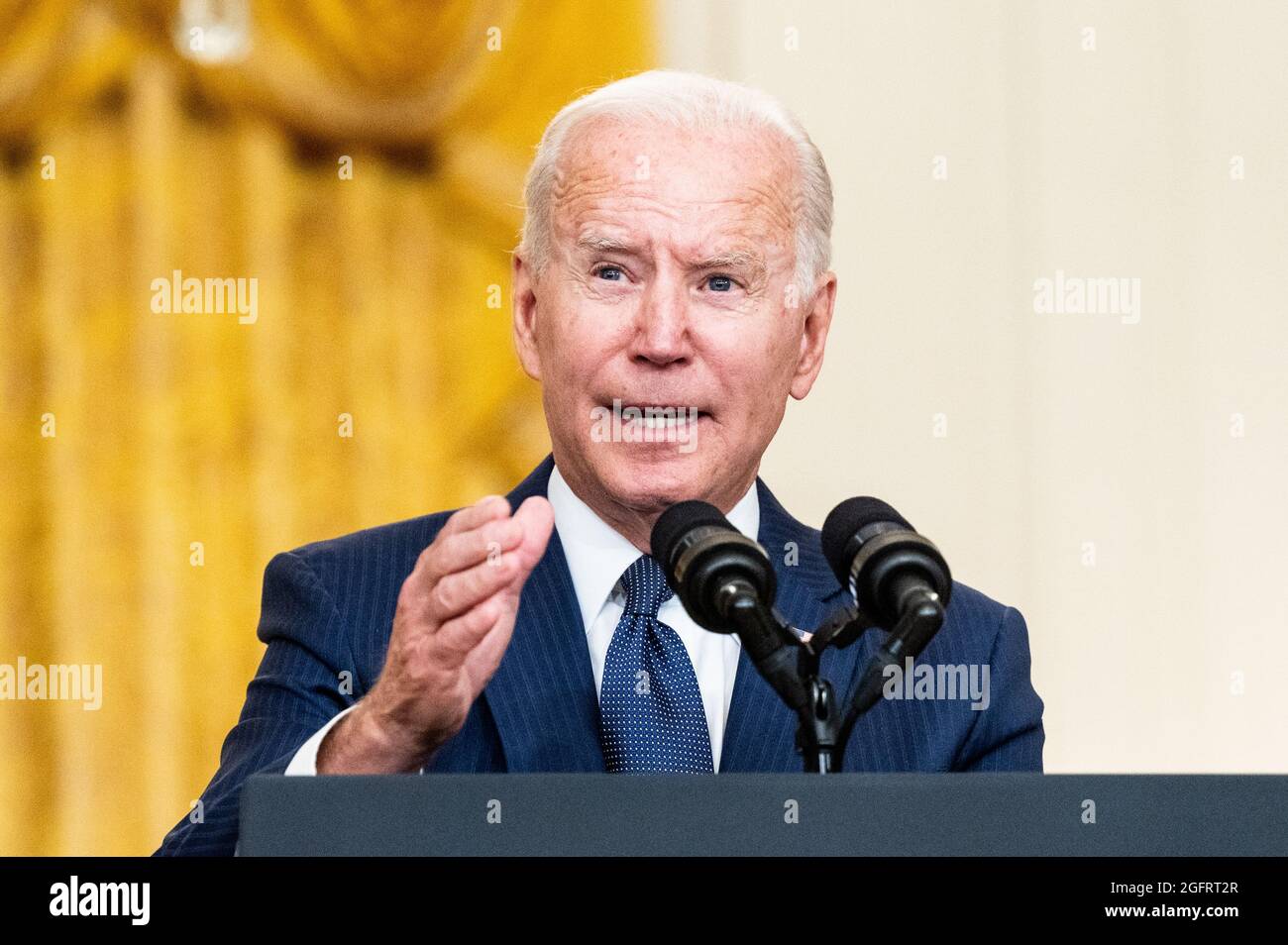 Washington, États-Unis. 26 août 2021. Le président Joe Biden s'exprime à la salle est de la Maison Blanche au sujet de l'attaque terroriste à l'aéroport international Hamid Karzaï de Kaboul, en Afghanistan, ainsi que des militaires américains et des victimes afghanes tuées et blessées lors de l'attaque. Crédit : SOPA Images Limited/Alamy Live News Banque D'Images