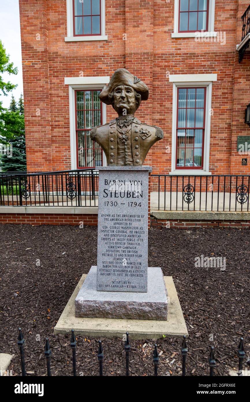 Un buste en bronze du baron Friedrich von Steuben de Lou Ann Lanagan Kjosen se trouve devant le palais de justice du comté de Steuben en Angola, Indiana, États-Unis. Banque D'Images