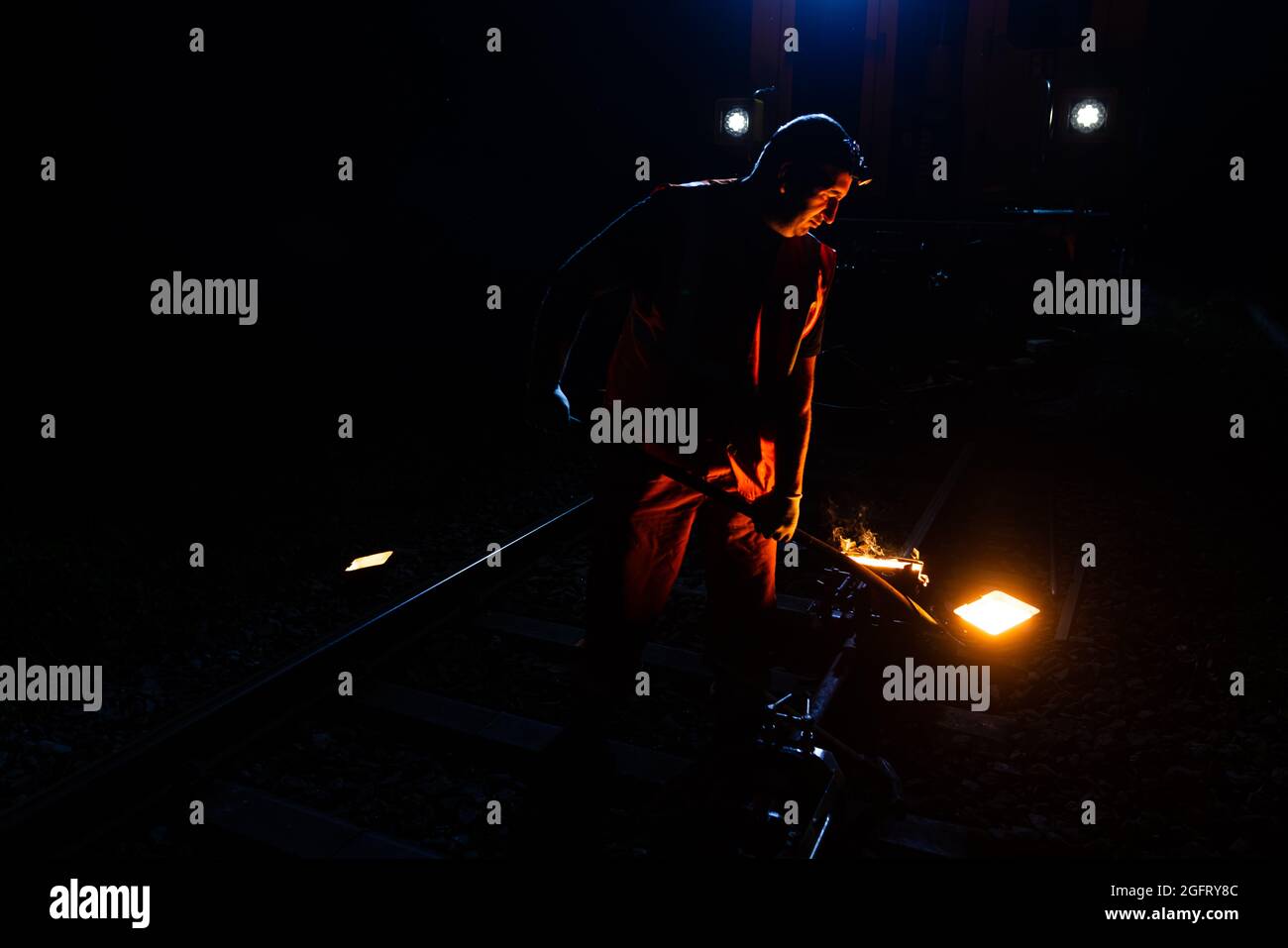 Hausach, Allemagne. 19 août 2021. Un employé de Deutsche Bahn retire un conteneur de scories du moule de moulage. La Deutsche Bahn renouvelle également ses systèmes de voies dans les régions éloignées du pays. Une équipe de construction d'Offenburg à Baden est sur la route de nuit en remplacement des rails. (À la série d'été de dpa Baden-Württemberg de nuit : 'ne vous méprenez pas' - sur un chantier de construction de nuit du chemin de fer au milieu de la Forêt Noire') crédit: Philipp von Ditfurth/dpa/Alay Live News Banque D'Images