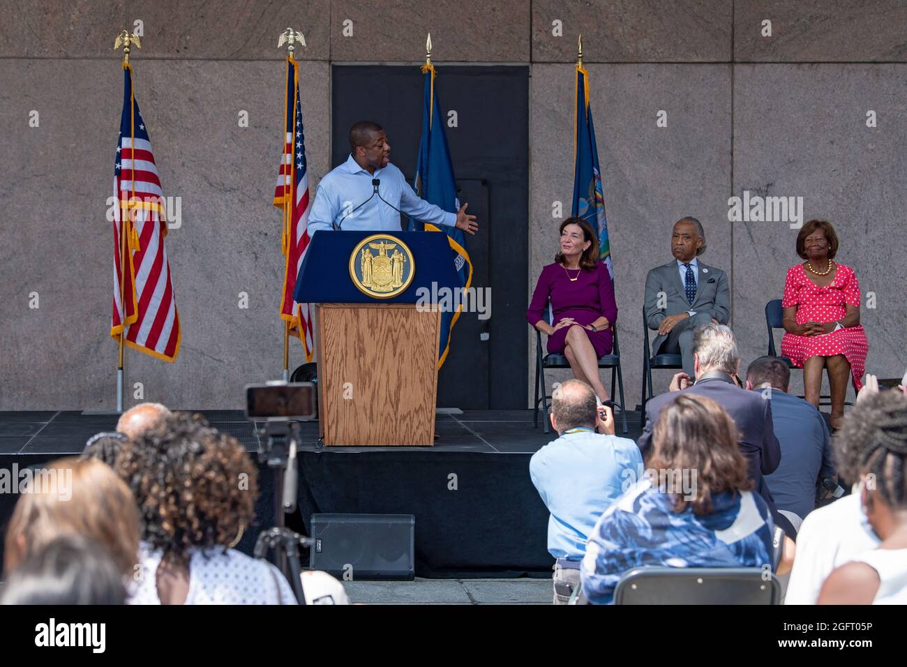 NEW YORK, NY - 26 AOÛT : le sénateur Brian Benjamin prend la parole lors d'une conférence de presse l'annonçant comme lieutenant-gouverneur le 26 août 2021 à New York. Le sénateur Benjamin, qui s’est classé quatrième à la primaire démocrate du contrôleur municipal plus tôt cette année, remplacera Hochul, qui a été assermenté gouverneur cette semaine après la démission de l’ancien gouvernement. Andrew Cuomo. Le sénateur Benjamin a été un parrain et un défenseur principal des réformes criminelles et policières, y compris la Loi anti-chokehold d'Eric Garner et la Loi moins c'est plus, qui limite le recours à l'incarcération pour libération conditionnelle technique non criminelle Banque D'Images
