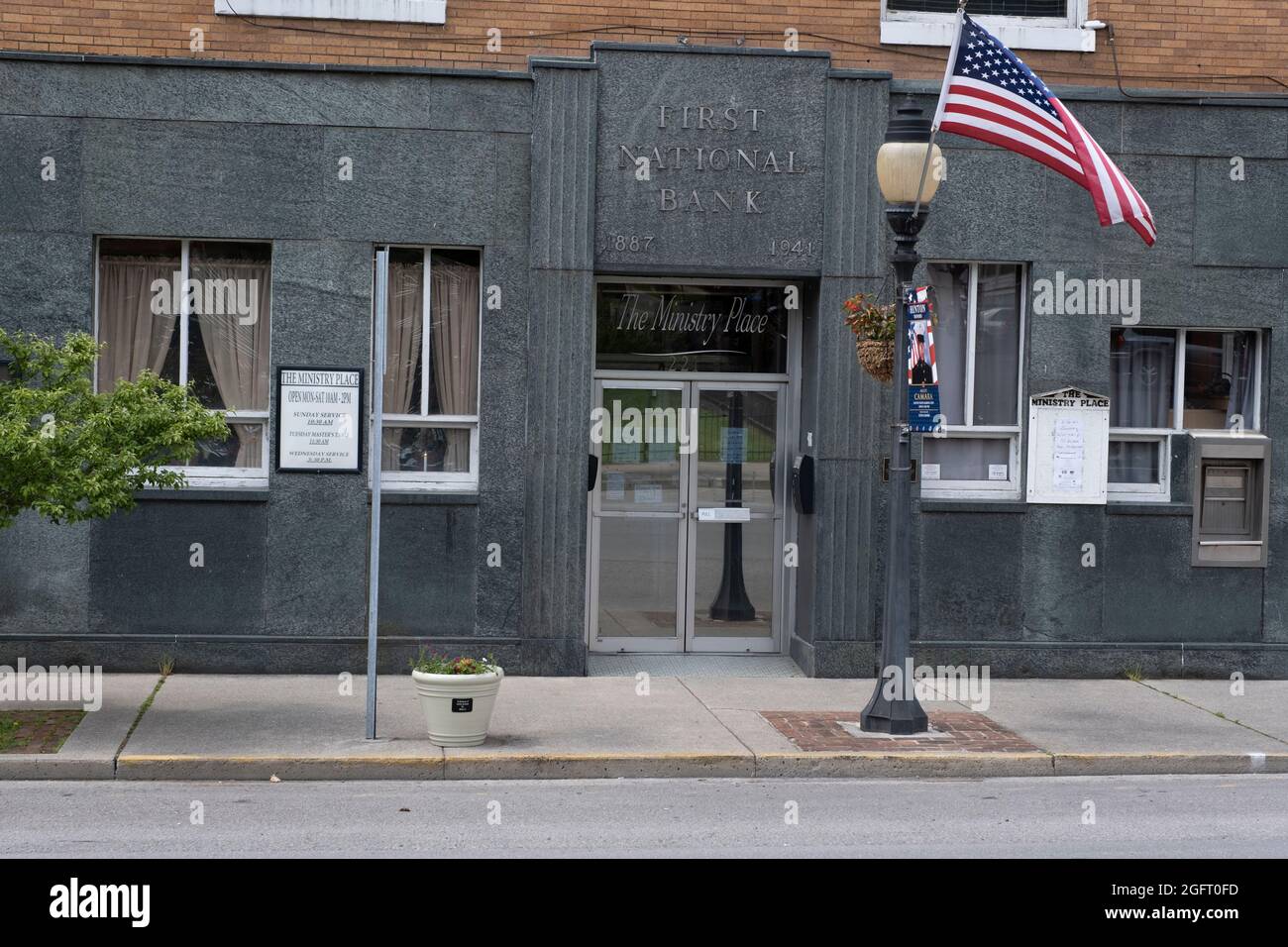 Hinton, Virginie occidentale. La place du ministère, anciennement First National Bank. Banque D'Images