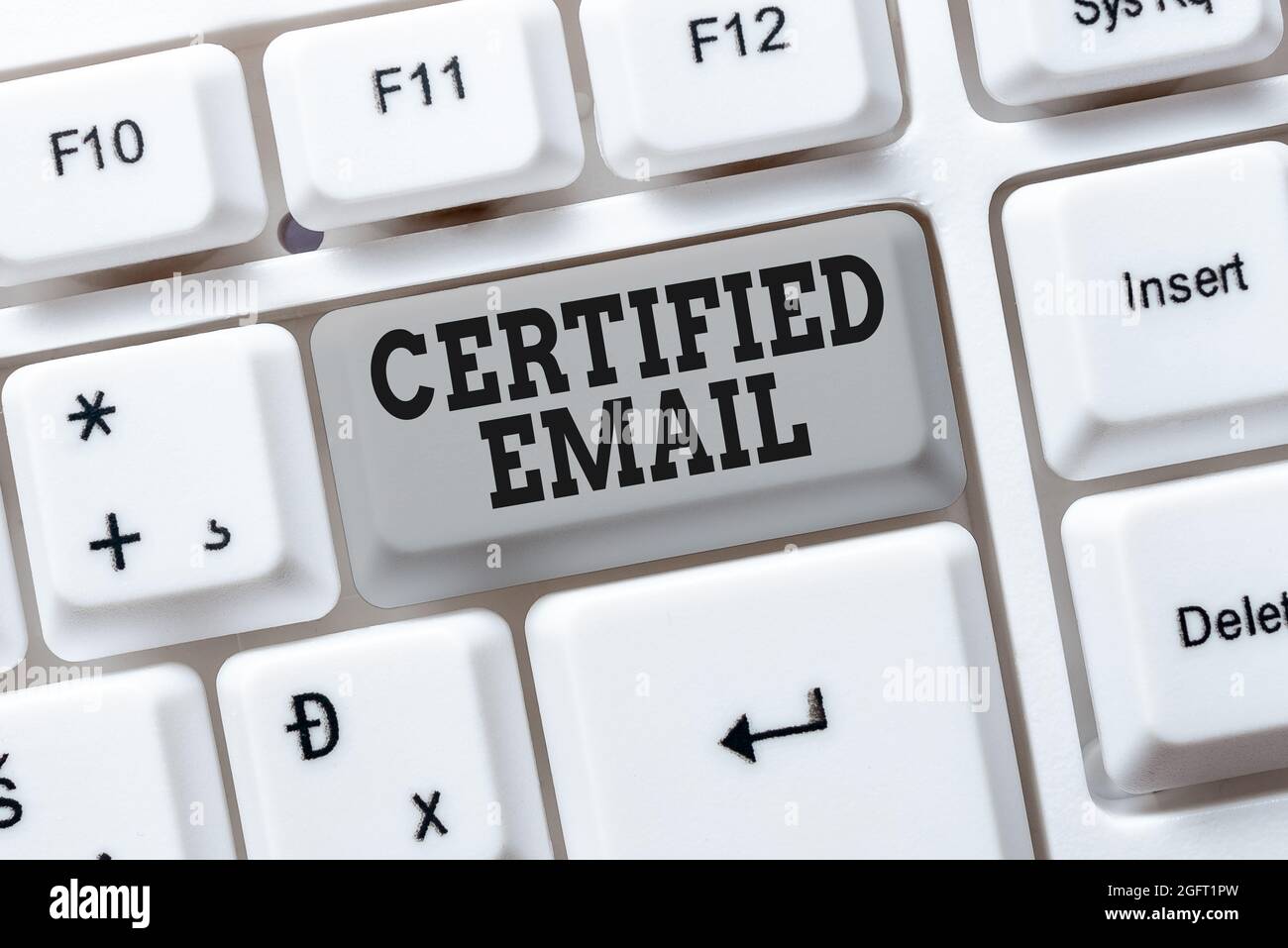 Légende conceptuelle E-mail certifié. E-mail Business concept dont l'envoi est certifié par un tiers neutre saisissant Programme, retapant et Banque D'Images