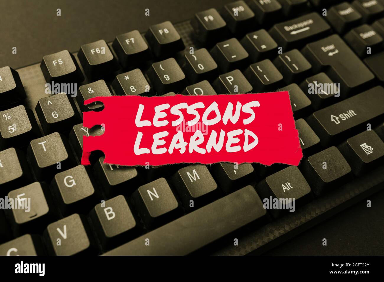 Texte d'écriture leçons apprises. Mot écrit sur la connaissance ou la compréhension acquise par l'expérience de téléchargement et de rédaction de contenu en ligne, Résumé Banque D'Images