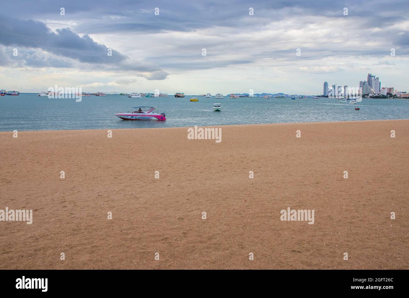 La plage, la côte et le paysage urbain de Pattay Banque D'Images