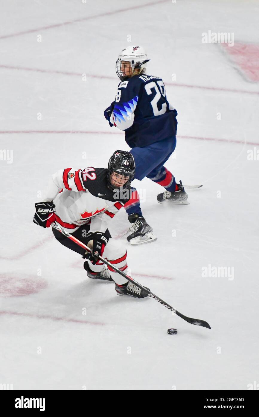 Calgary, Alberta, Canada. 26 août 2021. CLAIRE THOMPSON (bas), du Canada, s'éloigne d'AMANDA KESSEL (haut) des États-Unis lors du match préliminaire Canada contre États-Unis au Championnat du monde des femmes 2021 de l'IIHF à Calgary, AB, Canada, le 26 août 2021. Le Canada a battu les États-Unis 5-1 pour avoir la première place dans le cycle préliminaire. La dernière fois que le Canada a battu les États-Unis au Championnat du monde a eu lieu en 2013. (Image de crédit : © Gavin John/ZUMA Press Wire) Banque D'Images