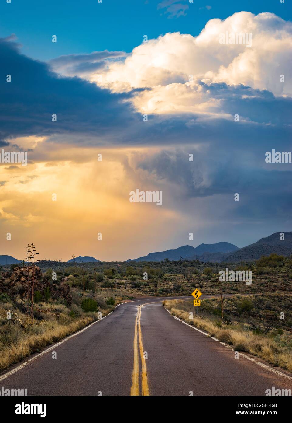 Coucher de soleil orage nuages le long de la piste Apache près de Phoenix, Arizona Banque D'Images