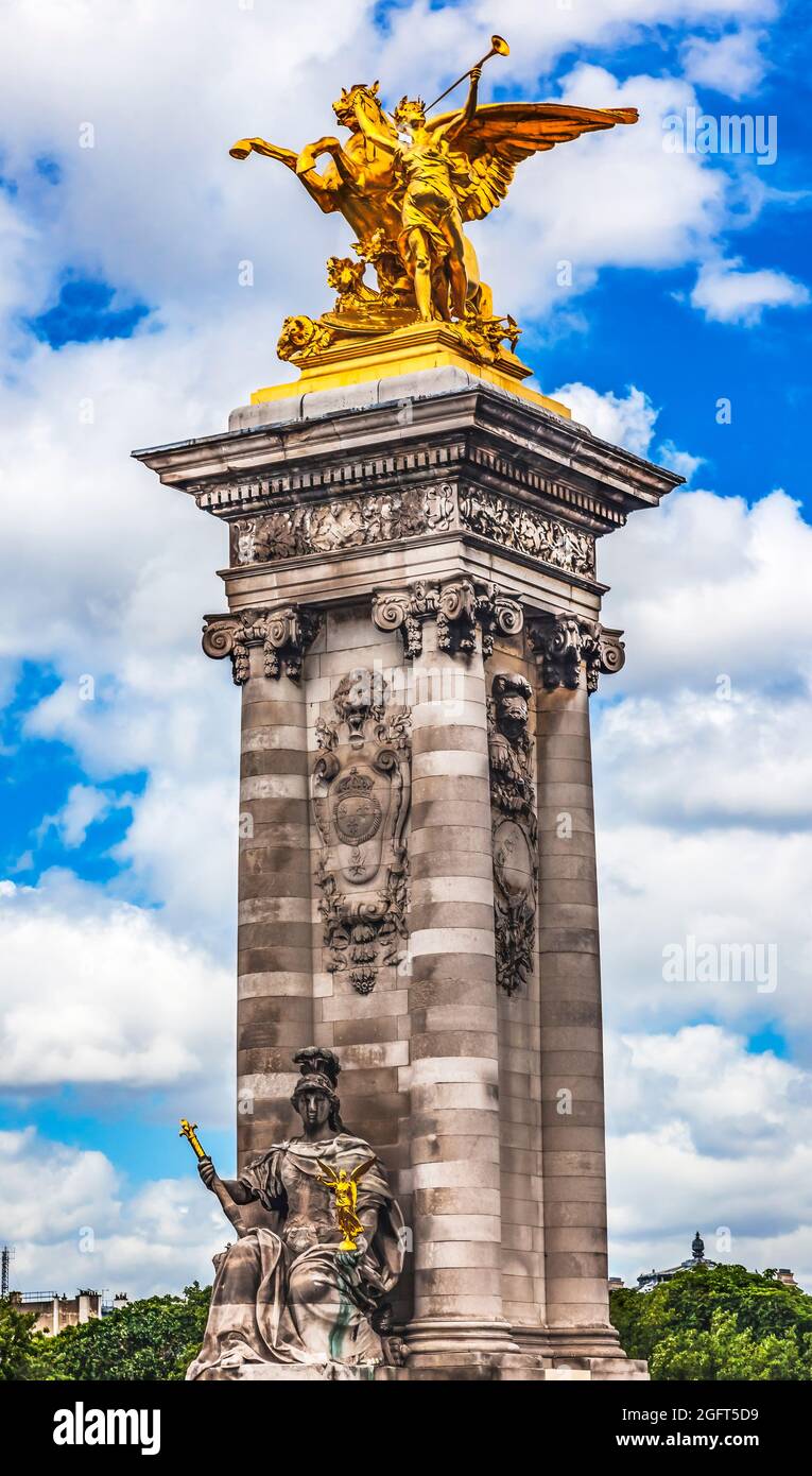 Golden Fame Winged Horse Statue Pont Pont Alexandre III Paris France. Magnifique pont le plus orné sur la Seine au-dessus de Paris, construit en 1900 Banque D'Images