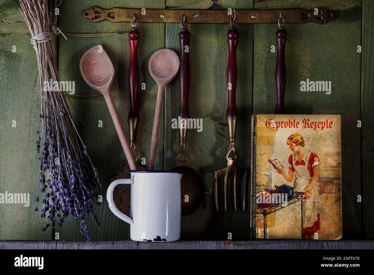 ancien livre de cuisine avec ustensiles de cuisine devant un mur en bois  vert Photo Stock - Alamy