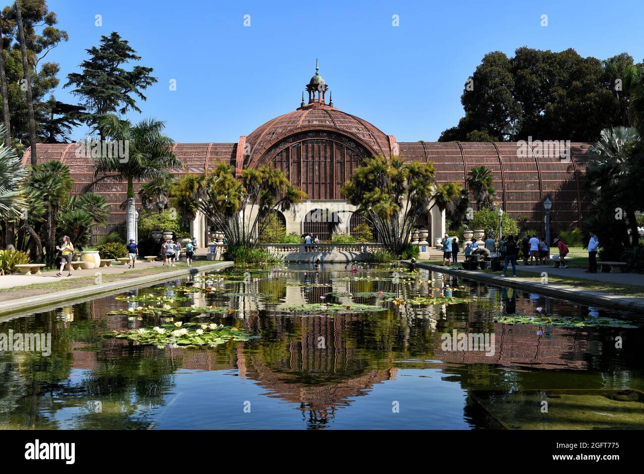 SAN DIEGO , CALIFORNIE - 25 AOÛT 2021 : reflet du bâtiment botanique de l'étang de Lily dans le parc Balboa. Banque D'Images