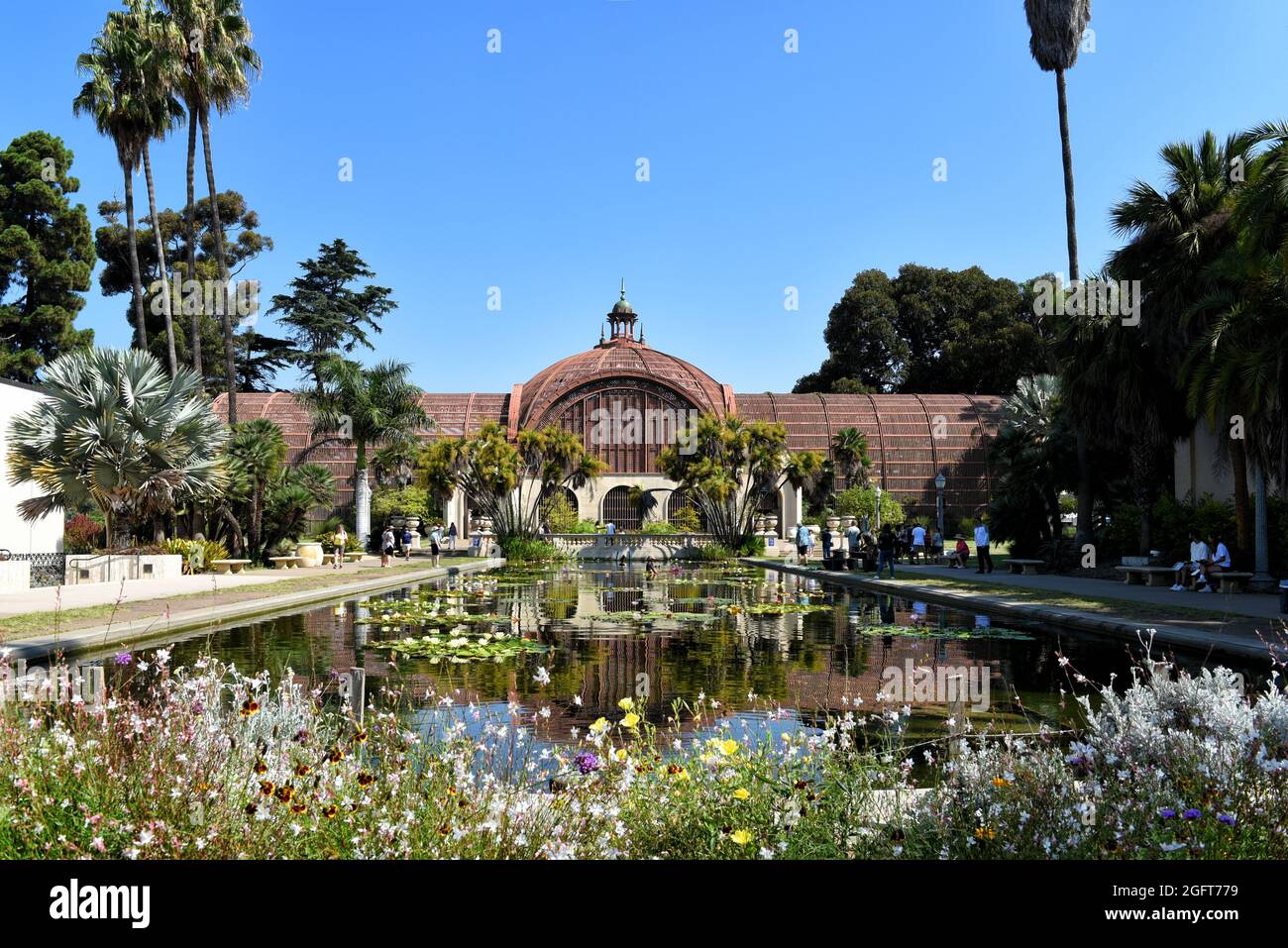 SAN DIEGO , CALIFORNIE - 25 AOÛT 2021 : reflet du bâtiment botanique de l'étang de Lily dans le parc Balboa. Banque D'Images