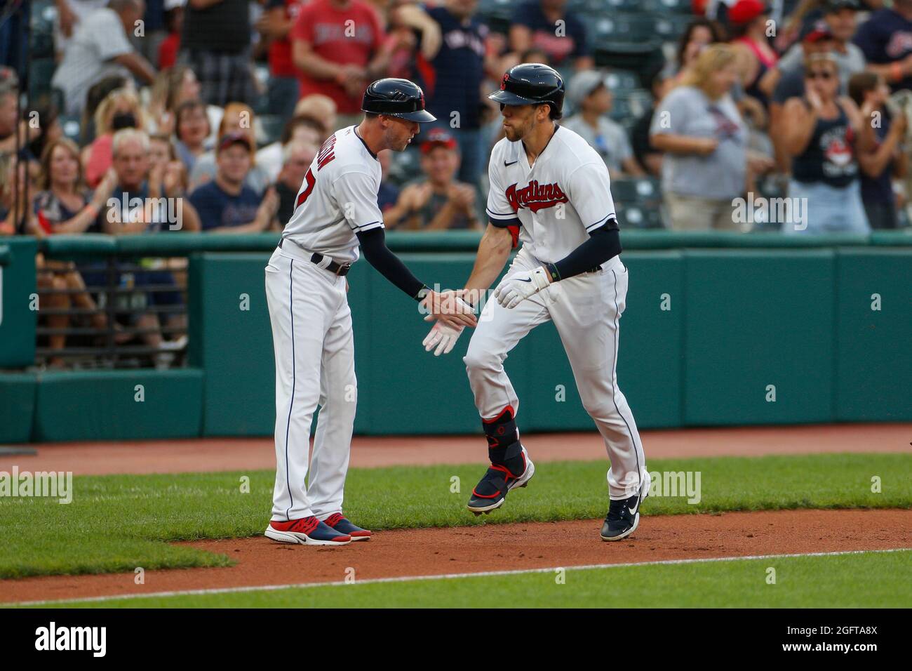 Bradley Zimmer (4), le meilleur joueur des Cleveland Indians, s'est fait courir à domicile lors d'un match de la saison régulière de la MLB contre les Texas Rangers, le jeudi 26 août 2 Banque D'Images