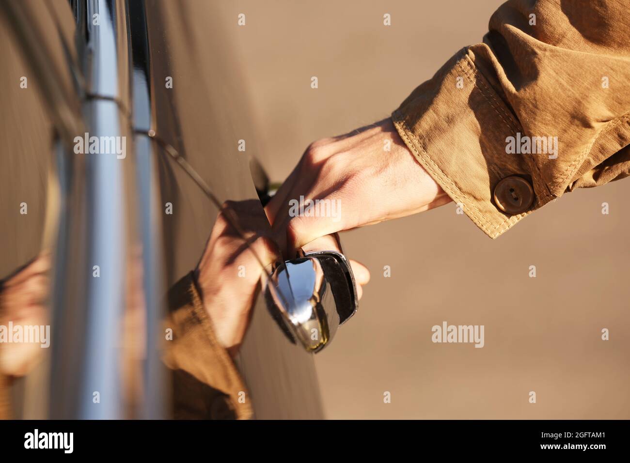 Homme ouvrant la porte d'une voiture de luxe Banque D'Images