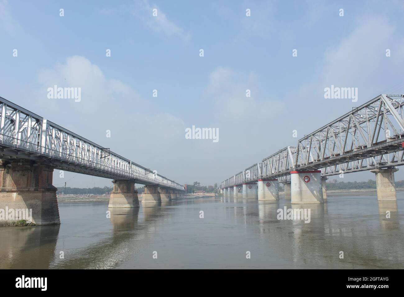 Le pont des chemins de fer indiens dans le Bihar, et les travailleurs de chemin de fer travaillant sur la voie. Banque D'Images