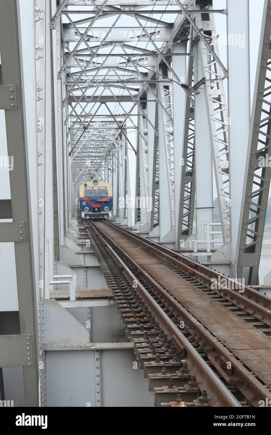 Le pont des chemins de fer indiens dans le Bihar, et les travailleurs de chemin de fer travaillant sur la voie. Banque D'Images