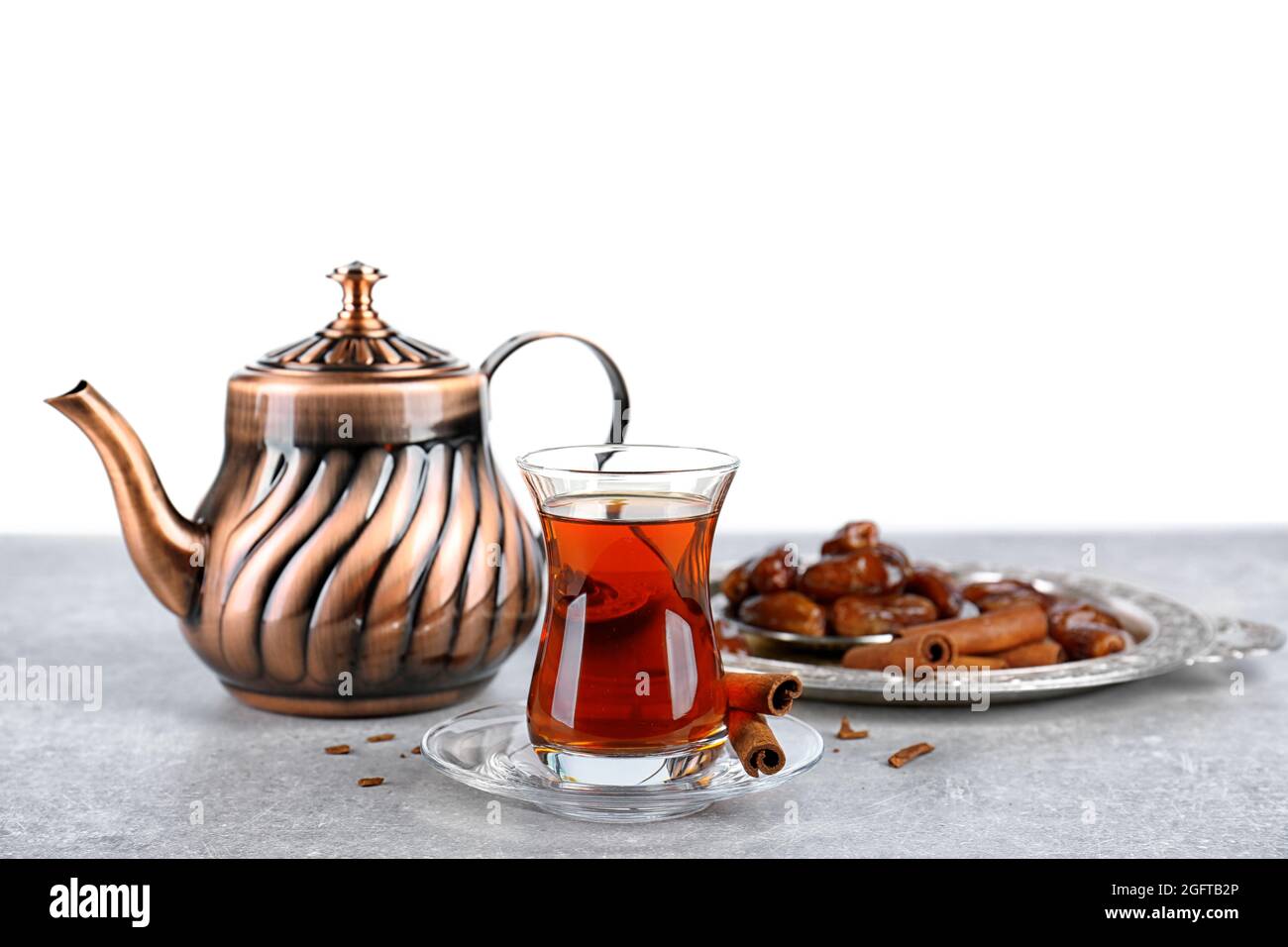 Thé turc dans un verre traditionnel et théière en métal sur fond blanc  Photo Stock - Alamy