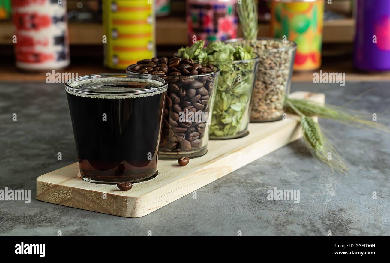 Café avec ingrédients. Planche en bois pour la dégustation de bières artisanales Banque D'Images
